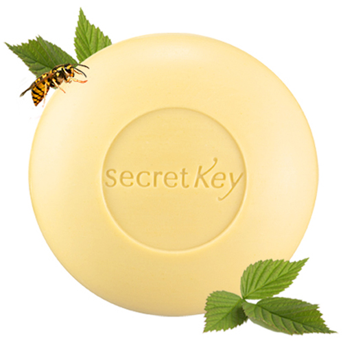 Secret Key Мыло контролирующее акне Honey Bees AC Control Soap 100 гр92575 Secret Key Мыло контролирующее акне Honey Bees AC Control Soap 100 гр92575Мыло для проблемной кожи от Secret Key содержит натуральный пчелиный яд, масло чайного дерева и салициловую кислоту, которые заметно улучшают состояние кожи, делая ее более здоровой. Касторовое масло эффективно контролирует жирность кожи и создает защитный слой. Пальмовое и лавандовое масла охлаждают и успокаивают кожу при воспалении. Также активные ингредиенты имеют увлажняющий эффект.