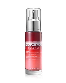 Secret Key Восстанавливающая сыворотка для лица Draгрon Blood Essence 30 мл93862 Secret Key Восстанавливающая сыворотка для лица Draгрon Blood Essence 30 мл93862Новое слово в омолаживающей и восстанавливающей косметологии из Кореи!Восстанавливающая сыворотка для регенерации и обновления поврежденной кожи, помогает уменьшить ущерб в результате воздействия ультрафиолета, стрессов и неблагоприятной окружающей среды. Основным ингредиентом эссенции является Dragons Blood (Кровь Дракона), которая по праву причислена к уникальным оздоровительным препаратам. Эта кроваво-красная смола из реликтового перуанского дерева лехлери обладает несравненными мощными целебными свойствами, о которых было известно еще древним перуанским индейцам. Кровь Дракона лечила даже самые страшные раны, и возвращала к жизни безнадежно больных. Но самым главным секретом, который перуанские женщины передавали из поколения в поколение, был рецепт омолаживающего крема, который состоял из сока дерева Дракона, смешанного со сливками козьего молока. Эссенция Secret Key Dragon Blood Essence содержит также пептид-миорелаксант Аргирелин (действующий подобно ботоксу); чистое масло...