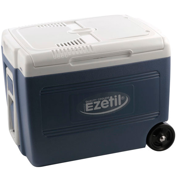 Термоэлектрический контейнер охлаждения Ezetil E 40 М 12/230V, на колесах, цвет: голубой, 40 л776263 Термоэлектрический контейнер охлаждения Ezetil E 40 М 12/230V, на колесах, цвет: голубой, 40 л776263Термоэлектрический контейнер охлаждения Ezetil предназначен для использования в салоне автомобиля в качестве портативного холодильника. Контейнер выполнен из высококачественного пищевого пластика. Корпус гладкий, эргономичного дизайна, ударопрочный. Принцип действия термоэлектрического контейнера (холодильника) основан на свойстве полупроводниковых пластин, это свойство получило название эффект Пельтье. При протекании тока через полупроводниковую пластину одна сторона ее охлаждается (этой стороной пластина обращена внутрь контейнера), другая сторона - нагревается (эта сторона обращена наружу и охлаждается вентилятором). Мощная, не нуждающаяся в техобслуживании охлаждающая система Peltier гарантирует оптимальную мощность охлаждения. Модель оснащена интеллектуальной системой энергосбережения. Изоляция с наполнителем из пеноматериала поддерживает в холодном состоянии пищу и напитки в течение длительного времени в т.ч. и без подачи электроэнергии. Для...