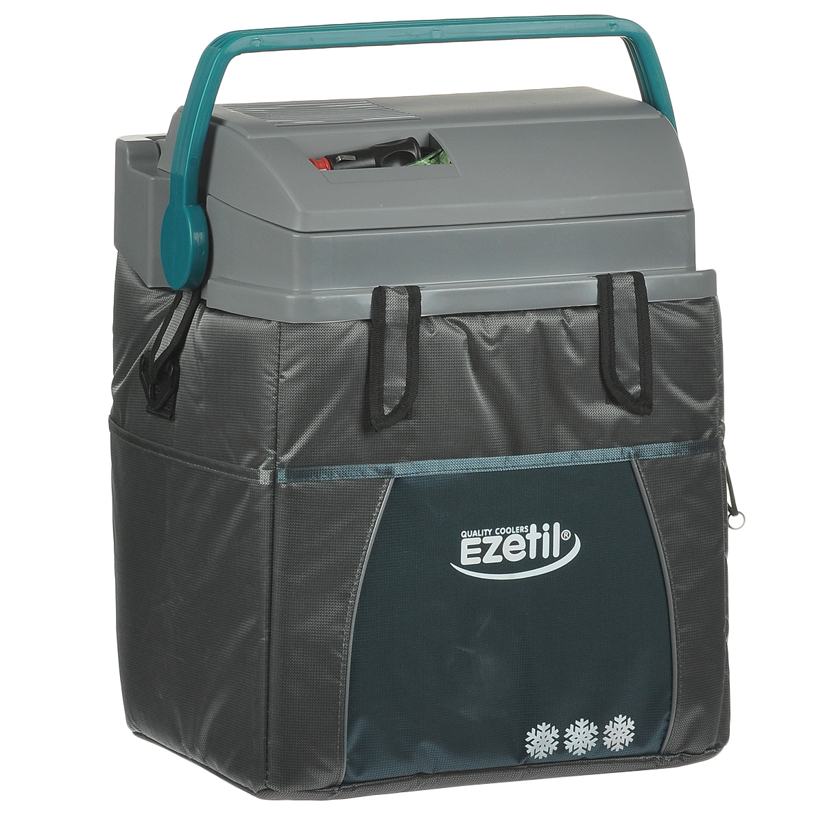 Термоэлектрический контейнер охлаждения Ezetil ESC 21 12V, цвет: серый, 19,6 л875591 Термоэлектрический контейнер охлаждения Ezetil ESC 21 12V, цвет: серый, 19,6 л875591Термоэлектрический контейнер охлаждения Ezetil предназначен для использования в салоне автомобиля в качестве портативного холодильника. Контейнер выполнен из высококачественного пластика, корпус гладкий, эргономичного дизайна, ударопрочный; отделан прочной, легко моющейся тканью с боковыми карманами. Принцип действия термоэлектрического контейнера (холодильника) основан на свойстве полупроводниковых пластин, это свойство получило название эффект Пельтье. При протекании тока через полупроводниковую пластину одна сторона ее охлаждается (этой стороной пластина обращена внутрь контейнера), другая сторона - нагревается (эта сторона обращена наружу и охлаждается вентилятором). Дополнительный внутренний вентилятор в холодильной камере обеспечивает быстрое и равномерное охлаждение. Мощная, не нуждающаяся в техобслуживании охлаждающая система Peltier гарантирует оптимальную мощность охлаждения. Модель оснащена интеллектуальной системой энергосбережения. Изоляция с наполнителем...