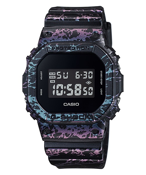 Часы мужские наручные Casio G-SHOCK, цвет: хамелеон, черный. DW-5600PM-1EDW-5600PM-1E Часы мужские наручные Casio G-SHOCK, цвет: хамелеон, черный. DW-5600PM-1EDW-5600PM-1EСтильные мужские часы Casio G-SHOCK выполнены из полимерных материалов и минерального стекла. Изделие дополнено электролюминесцентной подсветкой высокой яркости, корпус часов оформлен символикой бренда и оригинальным принтом. В часах предусмотрен цифровой отсчет времени. Часы оснащены функцией мирового времени, которая позволяет мгновенно выяснять текущее время. Часы могут быть настроены на подачу тонального или светового сигнала при наступлении выставленного времени. Функция таймера позволит обеспечить обратный отсчет времени, начиная с выставленного и подачу тонального или светового сигнала, когда отсчет доходит до нуля. Функция секундомера позволит замерять прошедшее время в пределах тысячи часов с точностью 1/100 секунды, предусмотрен будильник. Степень влагозащиты 20 atm. Изделие дополнено ремешком из полимерного материала, который обладает антибактериальными и запахоустойчивыми свойствами. Ремешок застегивается на пряжку, позволяющую максимально комфортно и быстро...