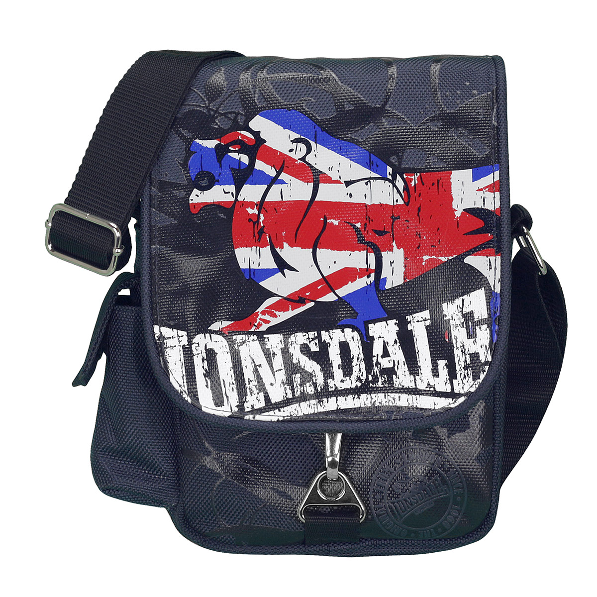 Сумка молодежная Lonsdale, цвет: серый, черныйLSAB-RT2-9504 Сумка молодежная Lonsdale, цвет: серый, черныйLSAB-RT2-9504Яркая молодежная сумка Lonsdale изготовлена из прочного, износостойкого материала и оформлена ярким принтом. Сумка имеет одно большое отделение, которое закрывается клапаном на карабине и на молнию. Под клапаном размещен дополнительный закрытый карман на молнии, также небольшой открытый карман находится внутри основного отделения. Удобная лямка регулируется по длине. Гармоничное сочетание в отделке подчеркивает индивидуальность изделия и станет идеальным дополнением вашего повседневного образа.