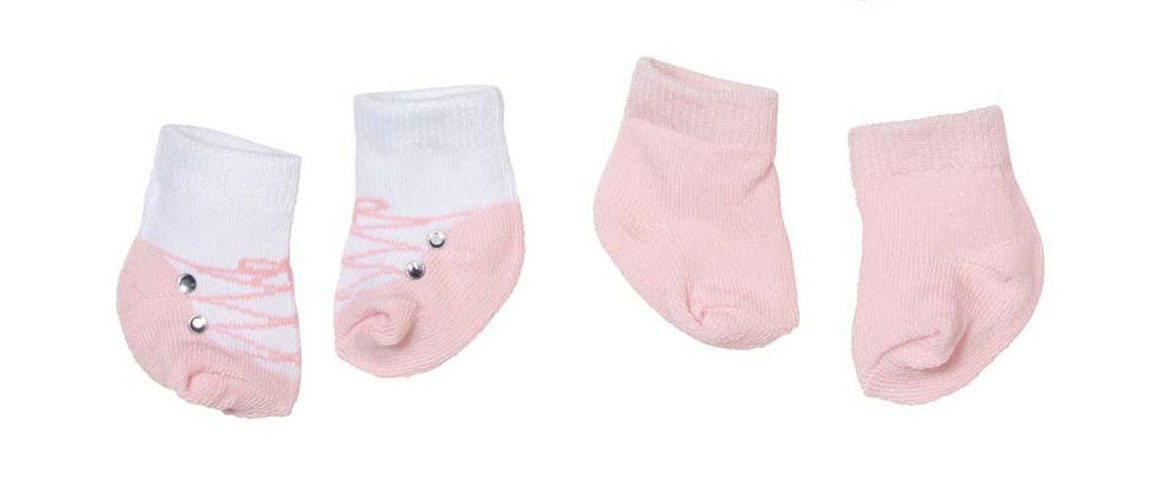Baby Annabell Одежда для куклы Носки 2 пары цвет розовый белый792-285_2 Baby Annabell Одежда для куклы Носки 2 пары цвет розовый белый792-285_2Одежда для куклы Носки подходит ко всем куклам серии Baby Annabell высотой 46 см. В комплекте 2 пары очаровательных носочков пастельных тонов, украшенных стразами. Изделия выполнены из высококачественного текстиля, гипоаллергенного и полностью безопасного для здоровья ребенка. Все девочки очень любят переодевать своих кукол, создавая новые образы, а с наборами одежды Baby Annabell образы можно менять хоть каждый день.