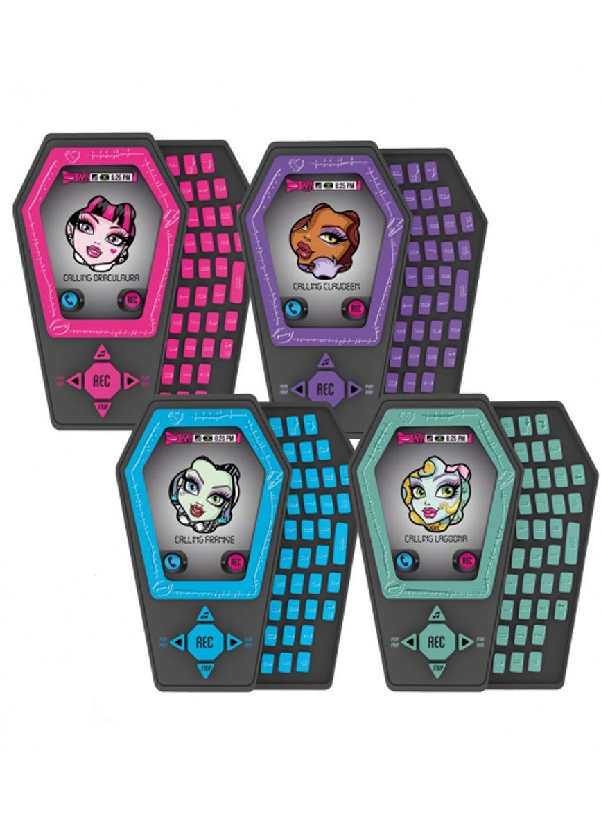 Телефон 870420 с функцией записи, на батарейках, в блистере MONSTER HIGH, черный, фиолетовый870420 Телефон 870420 с функцией записи, на батарейках, в блистере MONSTER HIGH, черный, фиолетовый870420Мобильный телефон выполненный в форме гробика, в стиле персонажа Школы монстров и любительницы всего розового и черного-Дракулауры. У телефончика есть выдвижная QWERTY-клавиатура, зеркальный экран с картинкой Дракулауры и надписью Calling Draculaura и функция записи голосовых сообщений, общей длительностью до 3 минут. Все кнопки клавиатуры нажимаются, но не активируют никакие звуковые эффекты. Для того чтобы сделать запись, нажмите розовую кнопку с надписью Rec, расположенную в нижней части телефона, прозвучит звуковой сигнал и после него вы сможете сказать все, что хотите записать. Чтобы закончить запись нажмите кнопку с надписью Stop. Кнопками, которые находятся слева и справа от кнопки Rec можно прослушать все ваши записи. Если нажать кнопку с ноткой можно услышать оригинальную песенку из мультфильма Школа монстров или звуки, характерные для героев мультфильма.