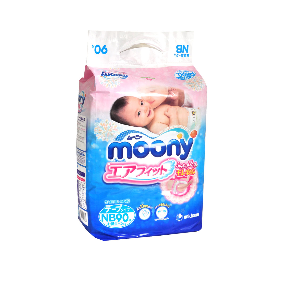 Moony Японские подгузники, NB, 0-5 кг, 90 штNB90 синий Moony Японские подгузники, NB, 0-5 кг, 90 штNB90 синийПодгузники Moony для новорожденных очень удобны и просты в применении. Дышащая поверхность подгузников обеспечивает доступ воздуха к коже ребенка, а исключительно мягкий внутренний материал удерживает влагу внутри, исключая ее контакт с кожей. Впитывающие высокие бортики и специальные резинки по бокам плотно прилегают к ножкам ребенка и препятствуют протеканию. Благодаря полоскам-индикаторам всегда можно, когда подгузник пора менять - цвет полоски станет ярче. В комплекте 90 подгузников. Размер NB (для новорожденных) до 5 кг. Проверено дерматологами.