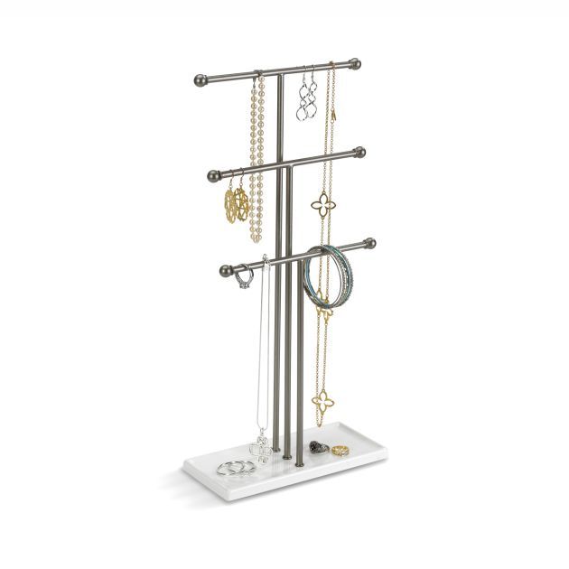 Декоративный держатель для украшений Umbra Trigem299330-491 Декоративный держатель для украшений Umbra Trigem299330-491Высокотехнологично и высокофункционально: трехярусный держатель для украшений продуман для мелочей. Самый высокий - для бус, средний - для длинных серег и цепочек, малый - для браслетов, сережек, колец. Плюс подставка держателя как дополнительное пространство для часов или клипс. Если ваши украшения хранятся в коробке или еще хуже - валяются в ящике стола, то самое время организовать их! Высота: 48,3 см.