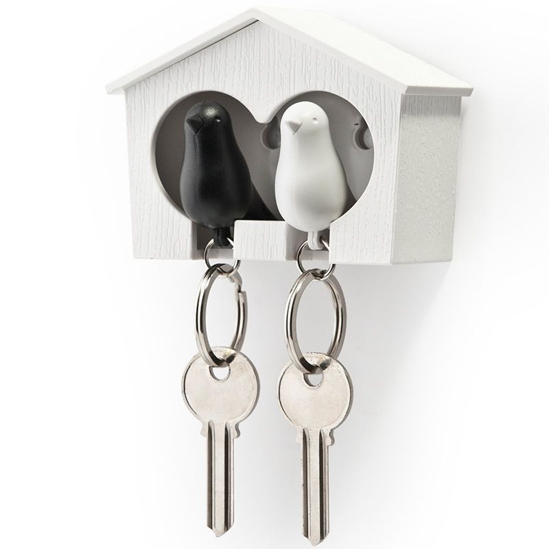 Держатель для ключей Qualy Sparrow, двойной, цвет: белый, черныйQL10124-WH-WH-BK Держатель для ключей Qualy Sparrow, двойной, цвет: белый, черныйQL10124-WH-WH-BKДержатель для ключей Qualy Sparrow изготовлен из пластика и выполнен в виде домика с птичками. Птичка в домике означает, что вы уже дома. Теперь вы всегда будете знать, где ваш ключ, а не искать его в ящиках и на полках перед выходом из дома. Но птичка не только брелок, это еще и свисток - когда вы уже готовы к выходу из дома или только что пришли, об этом можно оповестить всю семью! С декоративной точки зрения можно создать удивительную композицию из нескольких домиков и птичек - таким образом, у каждого члена семьи будет свой домик! Держатель имеет два отверстия для подвешивания на стену, также его можно закрепить на клейкую основу. Размер держателя: 9,5 см х 4,5 см х 7 см. Размер брелока (без учета кольца): 6 см х 3,5 см х 2 см.