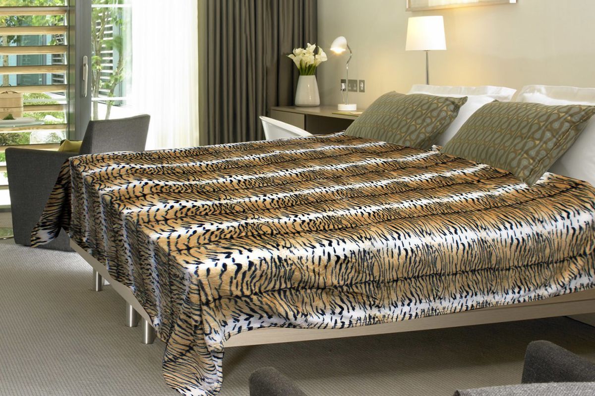 Плед Buenas Noches Фланель. Tiger, цвет: коричневый, черный, белый, 200 х 220 см57443 Плед Buenas Noches Фланель. Tiger, цвет: коричневый, черный, белый, 200 х 220 см57443Плед Buenas Noches Фланель. Tiger - это идеальное решение для вашего интерьера! Он порадует вас легкостью, нежностью и оригинальным дизайнами с двух сторон: одна сторона украшена ярким рисунком тигра, а оборотная оформлена изящным рисунком. Плед выполнен из 100% полиэстера. Полиэстер считается одной из самых популярных тканей. Это материал синтетического происхождения из полиэфирных волокон. Изделия из полиэстера не мнутся и легко стираются. После стирки очень быстро высыхают. Плед - это такой подарок, который будет всегда актуален, особенно для ваших родных и близких, ведь вы дарите им частичку своего тепла! Продукция торговой марки Buenas Noches сделана с особой заботой, специально для вас и уюта в вашем доме!