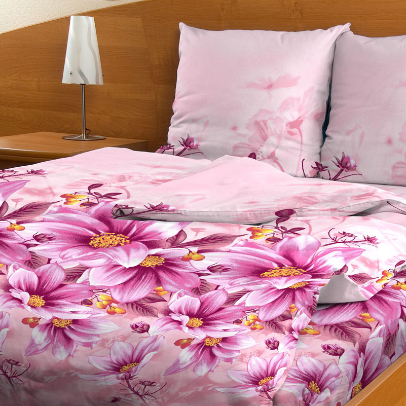 Комплект белья Letto Цветочный этюд, 1,5-спальный, наволочки 70х70, цвет: фуксия, сиреневый. В-49-3В-49-3 Комплект белья Letto Цветочный этюд, 1,5-спальный, наволочки 70х70, цвет: фуксия, сиреневый. В-49-3В-49-3Комплект постельного белья Letto Цветочный этюд выполнен из бязи (100% натурального хлопка). Комплект состоит из пододеяльника на молнии, простыни и двух наволочек. Постельное белье оформлено ярким красочным рисунком. Гладкая структура делает ткань приятной на ощупь, мягкой и нежной, при этом она прочная и хорошо сохраняет форму. Ткань легко гладится. Благодаря такому комплекту постельного белья вы сможете создать атмосферу роскоши и романтики в вашей спальне.