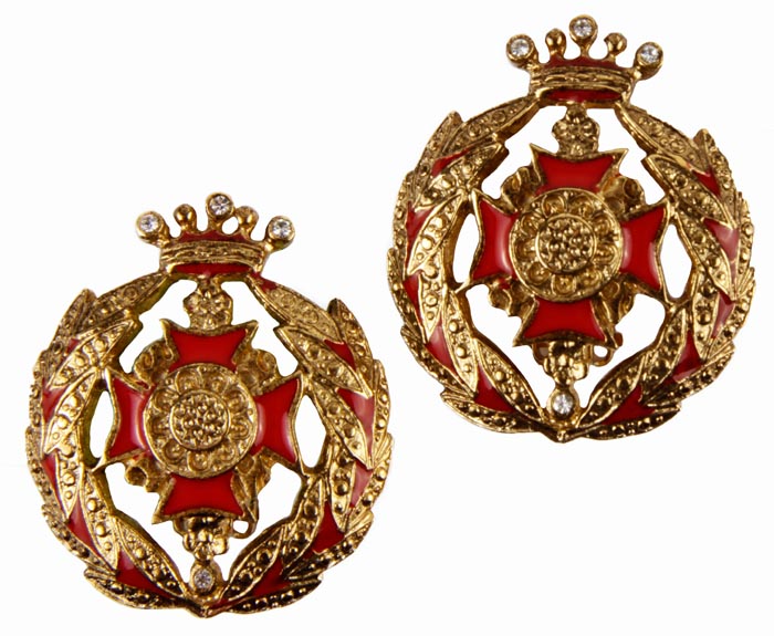 Винтажные клипсы от Butler & Wilson Корона империи. Ювелирный сплав, лак, кристаллы. Butler & Wilson, Великобритания, вторая половина ХХ века15/0131 Винтажные клипсы от Butler & Wilson Корона империи. Ювелирный сплав, лак, кристаллы. Butler & Wilson, Великобритания, вторая половина ХХ века15/0131Винтажные клипсы класса Lux Корона империи. Ювелирный сплав, лак, кристаллы. Butler & Wilson, Великобритания, вторая половина ХХ века. Сохранность хорошая. Размер 3,5 х 4 см. Невероятной красоты украшение!!! Клипсы выполнены из высококачественного ювелирного сплава в виде символов монархии. Венчают каждую клипсу миниатюрные короны,украшенные прозрачными кристаллами. Изделие украшено лаком насыщенного алого оттенка. Чудесные клипсы для дополнения вашего собственного образа. Великолепный подарок для ценителей винтажных украшений.