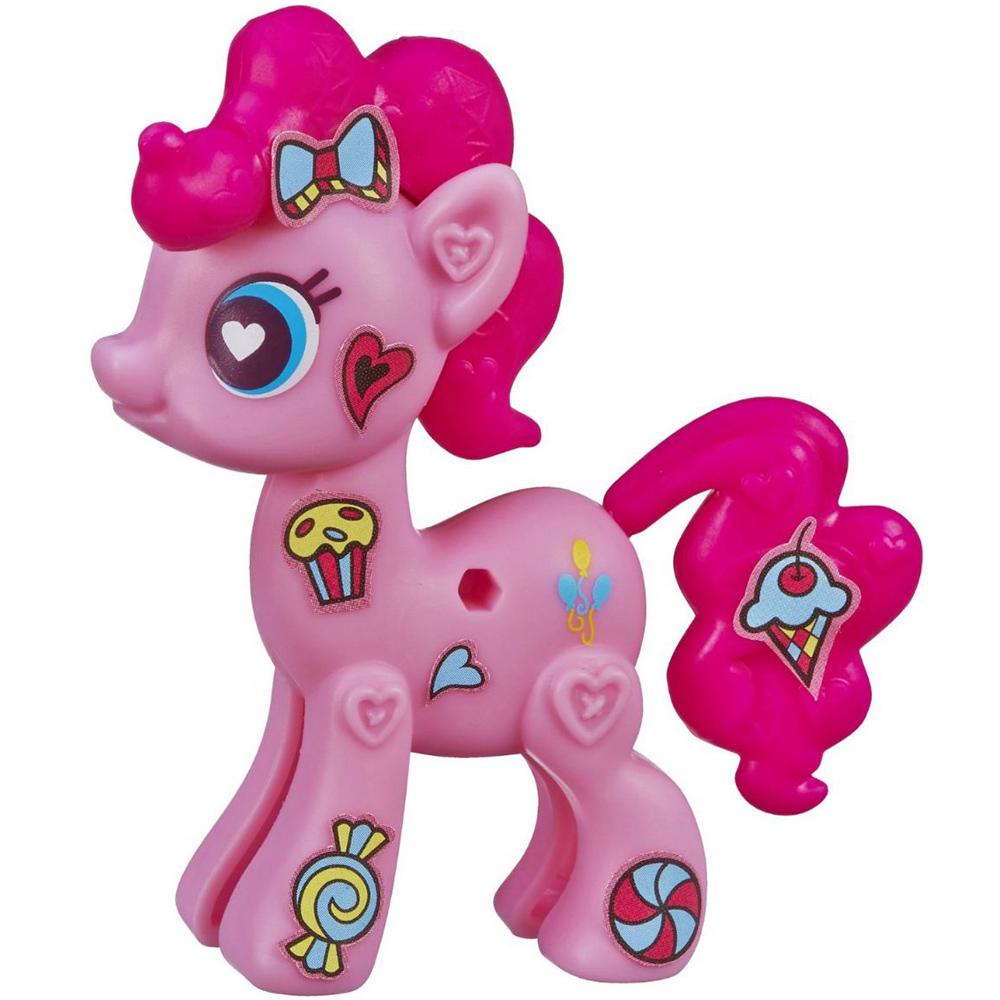 My Little Pony Pop Игровой набор Pinkie PieB3592EU4_A8268Pinkie My Little Pony Pop Игровой набор Pinkie PieB3592EU4_A8268PinkieИгровой набор My Little Pony Pop Pinkie Pie откроет перед вашей малышкой невероятные возможности! Девочка сможет сама собрать свою любимую пони - или придумать уникальную, комбинируя элементы из разных наборов. В набор входят элементы фигурки пони Пинки Пай - 2 детали туловища, грива, хвостик, а также лист с наклейками, которыми малышка сможет украсить пони по своему вкусу. Все элементы набора выполнены из прочного безопасного пластика. Все элементы набора легко соединяются друг с другом и собрать очаровательную пони не составит труда. Набор совместим с другими наборами из серии My Little Pony Pop, что позволит малышке создать свою собственную, уникальную пони. Пинки Пай - жизнерадостная и задорная пони, больше всего на свете она любит шутить и веселиться, но ее шутки всегда добрые и никто на них не обижается. Она живет и работает в кондитерской, и обожает сладости. А еще Пинки устраивает лучшие вечеринки в Понивилле! Игры с таким набором не только подарят...