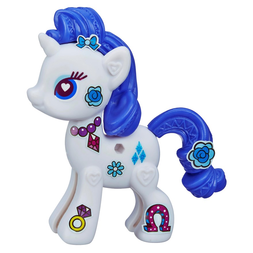 My Little Pony Pop Игровой набор RarityB3592EU4_A8270Rarity My Little Pony Pop Игровой набор RarityB3592EU4_A8270RarityИгровой набор My Little Pony Pop Rarity откроет перед вашей малышкой невероятные возможности! Девочка сможет сама собрать свою любимую пони - или придумать уникальную, комбинируя элементы из разных наборов. В набор входят элементы фигурки пони Рарити - 2 детали туловища, грива, хвостик, а также лист с наклейками, которыми малышка сможет украсить пони по своему вкусу. Все элементы набора выполнены из прочного безопасного пластика. Все элементы набора легко соединяются друг с другом и собрать очаровательную пони не составит труда. Набор совместим с другими наборами из серии My Little Pony Pop, что позволит малышке создать свою собственную, уникальную пони. Рарити - самая красивая и элегантная лошадка в Понивилле. Она тщательно следит за своей внешностью, но не побоится испачкаться, чтобы прийти на помощь своим друзьям. Рарити знает все о моде и создает невероятные наряды в своем собственном модном бутике Карусель. Игры с таким набором не только подарят девочке...