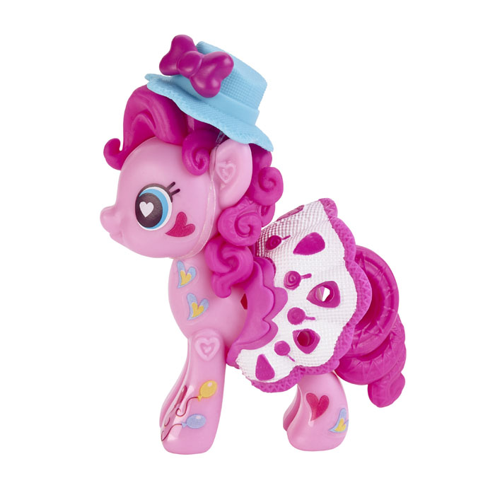 Игровой набор My Little Pony Pop Pinkie PieB0370_B0739 Игровой набор My Little Pony Pop Pinkie PieB0370_B0739Игровой набор My Little Pony Pop Pinkie Pie откроет перед вашей малышкой невероятные возможности! Девочка сможет сама собрать свою любимую пони - или придумать уникальную, комбинируя элементы из разных наборов. В набор входят элементы фигурки пони Пинки Пай - 2 детали туловища, грива, 2 хвостика, шляпка и седло, а также лист с наклейками, которыми малышка сможет украсить пони по своему вкусу. Все элементы набора выполнены из прочного безопасного пластика. Они легко соединяются друг с другом, и собрать пони не составит труда. Элементы набора совместимы с другими элементами из серии My Little Pony Pop, что позволит малышке создать собственную, уникальную пони. Игра с таким набором не только подарит девочке множество счастливых мгновений, но и поможет развить мелкую моторику рук и творческие способности.