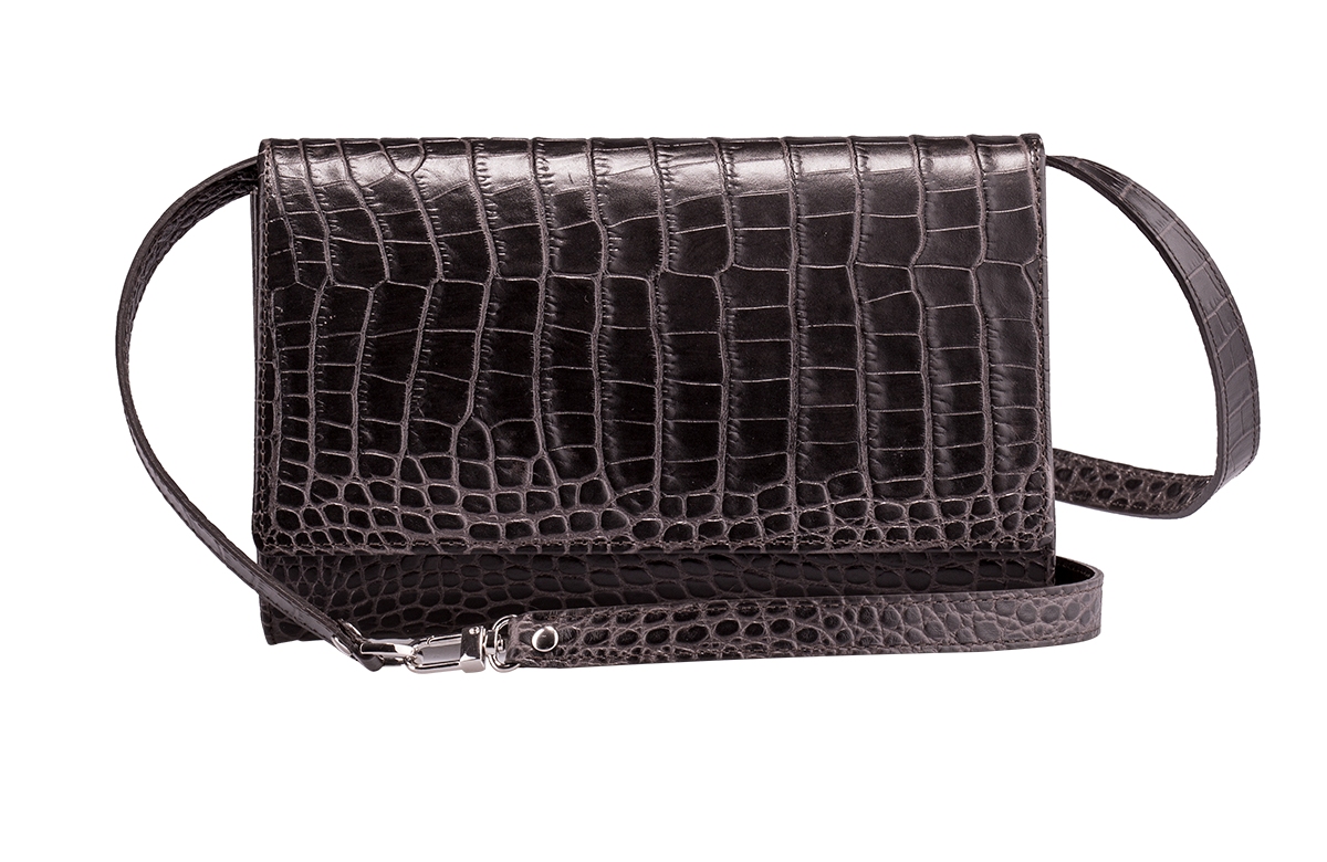 Сумка женская Fabula Croco Nile, цвет: млечный лес. S.101.KRS.101.KR млечный лес Сумка женская Fabula Croco Nile, цвет: млечный лес. S.101.KRS.101.KR млечный лесЖенская мини-сумочка Fabula из коллекции Croco Nile выполнена из натуральной кожи с тиснением под крокодила. В комплекте съемный ремень регулируемого размера. Основное отделение закрывается клапаном на замок- магнит и содержит врезной карман на застежке-молнии, потайное отделение, 6 накладных кармашков для пластиковых карт и визиток. На тыльной стороне изделия расположен дополнительный накладной карман для чеков и бумаг. Фурнитура серебряного цвета. Изделие упаковано в фирменный чехол-сумку. Croco Nile - коллекция респектабельных аксессуаров для ценителей экзотики.