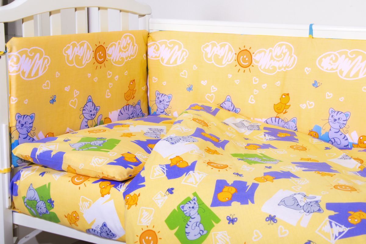 Baby Nice Детский комплект в кроватку Котята и цыплята (КПБ, бязь, наволочка 40х60), цвет: желтый, бежевыйН613-02 Baby Nice Детский комплект в кроватку Котята и цыплята (КПБ, бязь, наволочка 40х60), цвет: желтый, бежевыйН613-02Комплект в кроватку Baby Nice Котята и цыплята для самых маленьких изготовлен только из самой качественной ткани, самой безопасной и гигиеничной, самой экологичной и гипоаллергенной. Отлично подходит для кроваток малышей, которые часто двигаются во сне. Хлопковое волокно прекрасно переносит стирку, быстро сохнет и не требует особого ухода, не линяет и не вытягивается. Ткань прошла специальную обработку по умягчению, что сделало её невероятно мягкой и приятной к телу. Комплект создаст дополнительный комфорт и уют ребенку. Родителям не составит особого труда ухаживать за комплектом. Он превосходно стирается, легко гладится. Ваш малыш будет в восторге от такого необыкновенного постельного набора! В комплект входит: одеяло, пододеяльник, подушка, наволочка, простынь, 4 борта.