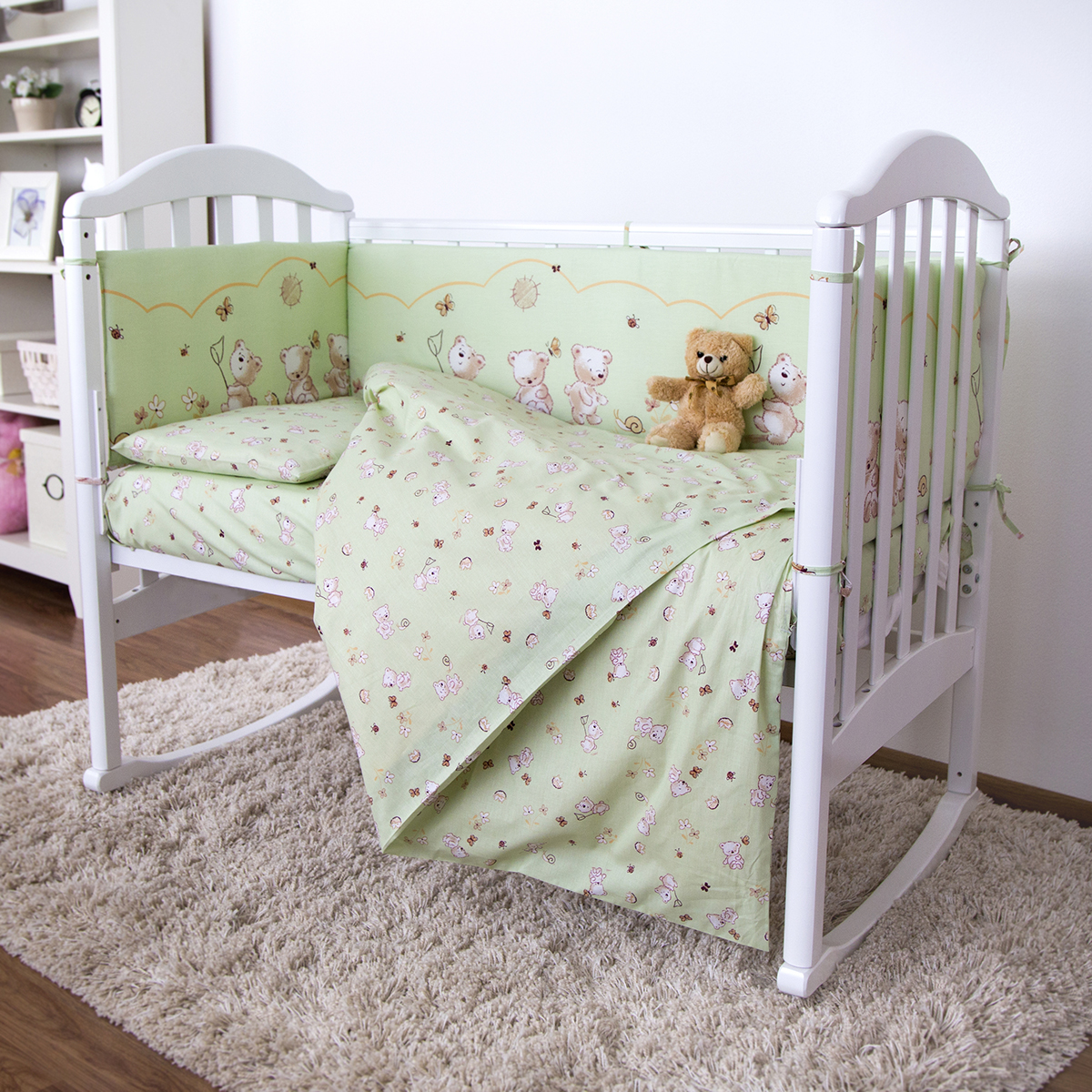 Baby Nice Детский комплект в кроватку Мишки (КПБ, бязь, наволочка 40х60), цвет: салатовыйН613-05 Baby Nice Детский комплект в кроватку Мишки (КПБ, бязь, наволочка 40х60), цвет: салатовыйН613-05Комплект в кроватку Baby Nice Мишки для самых маленьких изготовлен только из самой качественной ткани, самой безопасной и гигиеничной, самой экологичной и гипоаллергенной. Отлично подходит для кроваток малышей, которые часто двигаются во сне. Хлопковое волокно прекрасно переносит стирку, быстро сохнет и не требует особого ухода, не линяет и не вытягивается. Ткань прошла специальную обработку по умягчению, что сделало ее невероятно мягкой и приятной к телу. Комплект создаст дополнительный комфорт и уют ребенку. Родителям не составит особого труда ухаживать за комплектом. Он превосходно стирается, легко гладится. Ваш малыш будет в восторге от такого необыкновенного постельного набора! В комплект входит: одеяло, пододеяльник, подушка, наволочка, простынь, 4 борта.