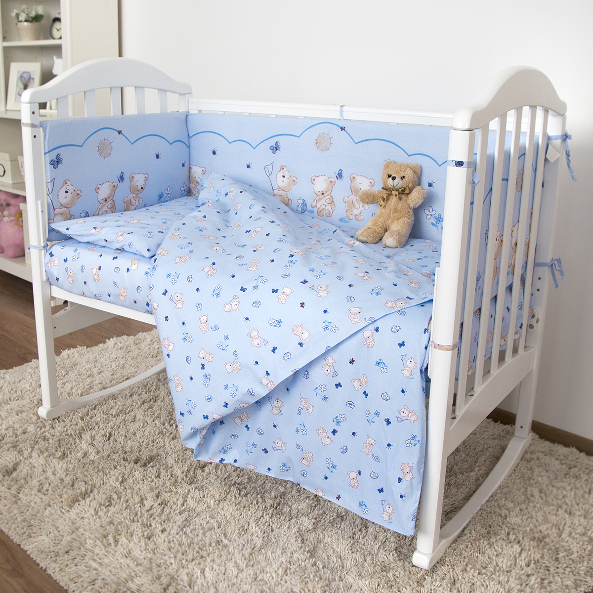 Baby Nice Детский комплект в кроватку Мишки (КПБ, бязь, наволочка 40х60), цвет: голубойН613-05 Baby Nice Детский комплект в кроватку Мишки (КПБ, бязь, наволочка 40х60), цвет: голубойН613-05Комплект в кроватку Baby Nice Мишки для самых маленьких изготовлен только из самой качественной ткани, самой безопасной и гигиеничной, самой экологичной и гипоаллергенной. Отлично подходит для кроваток малышей, которые часто двигаются во сне. Хлопковое волокно прекрасно переносит стирку, быстро сохнет и не требует особого ухода, не линяет и не вытягивается. Ткань прошла специальную обработку по умягчению, что сделало её невероятно мягкой и приятной к телу. Комплект создаст дополнительный комфорт и уют ребенку. Родителям не составит особого труда ухаживать за комплектом. Он превосходно стирается, легко гладится. Ваш малыш будет в восторге от такого необыкновенного постельного набора! В комплект входит: одеяло, пододеяльник, подушка, наволочка, простынь, 4 борта.