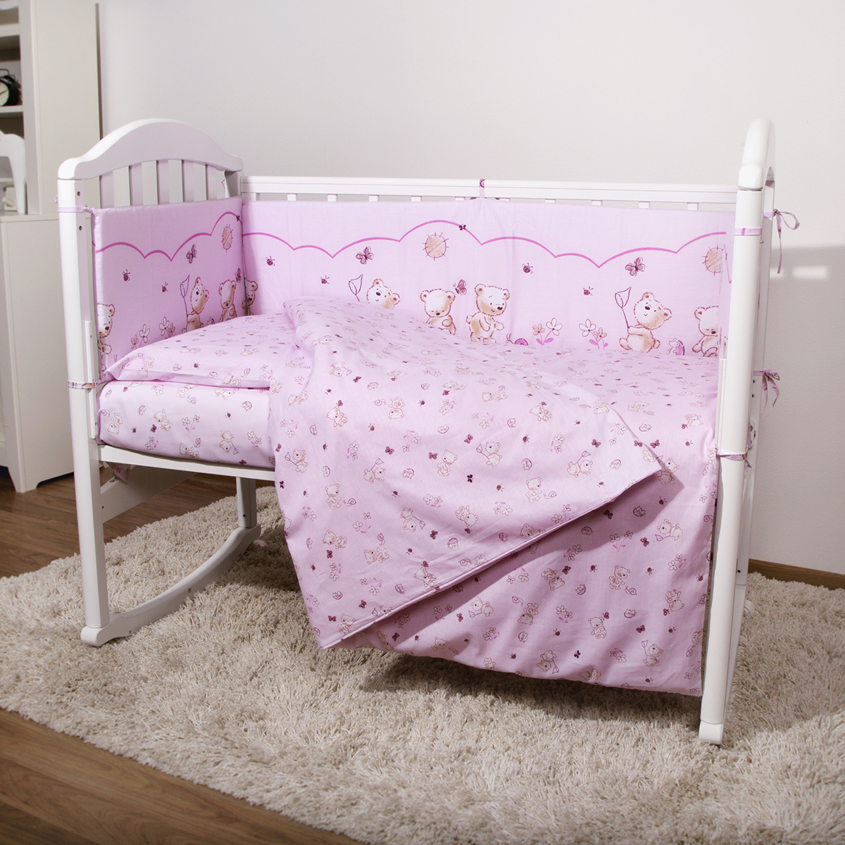 Baby Nice Детский комплект в кроватку Мишки (КПБ, бязь, наволочка 40х60), цвет: розовыйН613-05 Baby Nice Детский комплект в кроватку Мишки (КПБ, бязь, наволочка 40х60), цвет: розовыйН613-05Комплект в кроватку Baby Nice Мишки для самых маленьких изготовлен только из самой качественной ткани, самой безопасной и гигиеничной, самой экологичной и гипоаллергенной. Отлично подходит для кроваток малышей, которые часто двигаются во сне. Хлопковое волокно прекрасно переносит стирку, быстро сохнет и не требует особого ухода, не линяет и не вытягивается. Ткань прошла специальную обработку по умягчению, что сделало её невероятно мягкой и приятной к телу. Комплект создаст дополнительный комфорт и уют ребенку. Родителям не составит особого труда ухаживать за комплектом. Он превосходно стирается, легко гладится. Ваш малыш будет в восторге от такого необыкновенного постельного набора! В комплект входит: одеяло, пододеяльник, подушка, наволочка, простынь, 4 борта.