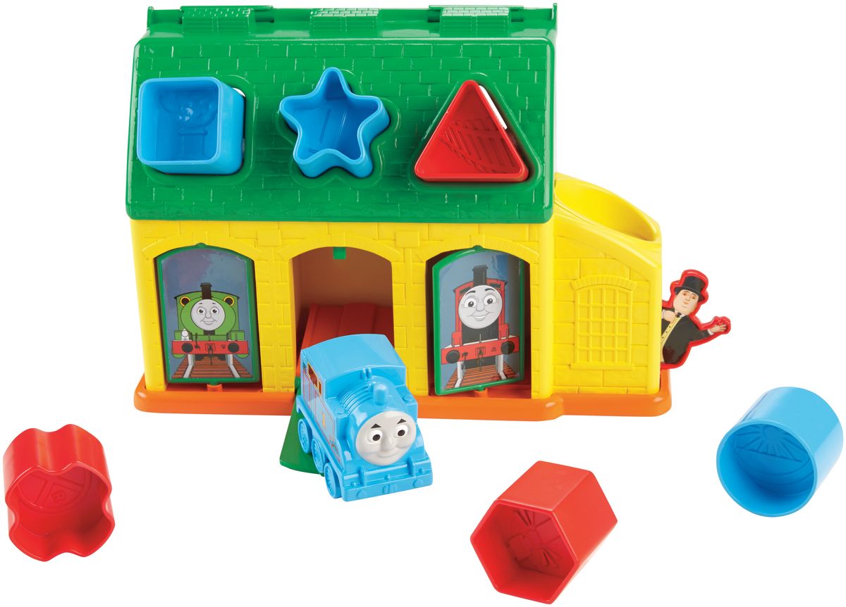 Игровой набор Thomas & Friends Депо ТидмутаCDN12 Игровой набор Thomas & Friends Депо ТидмутаCDN12Яркий игровой набор Thomas & Friends Депо Тидмута обязательно привлечет внимание малышей. Сортер Депо Тидмута погружает малыша в увлекательный мир Томаса и его друзей. Вставляйте звездочку в нужное отверстие и Томас появится из центральной двери. Открыв боковые двери, можно разглядеть различных героев. А если поместить круг в боковое депо, то появится сам сэр Тофам Хэтт! Задняя часть сдвигается для удобной переноски, а открывающуюся крышу можно снять и хранить там игровые элементы. Сортер Депо Тидмут - веселое и интерактивное развлечение для вашего ребенка! Игра с набором способствует развитию внимания, цветовосприятия, моторики и логического мышления. Игрушка выполнена из высококачественных материалов, не имеет острых углов и мелких деталей, абсолютно безопасна для малышей.