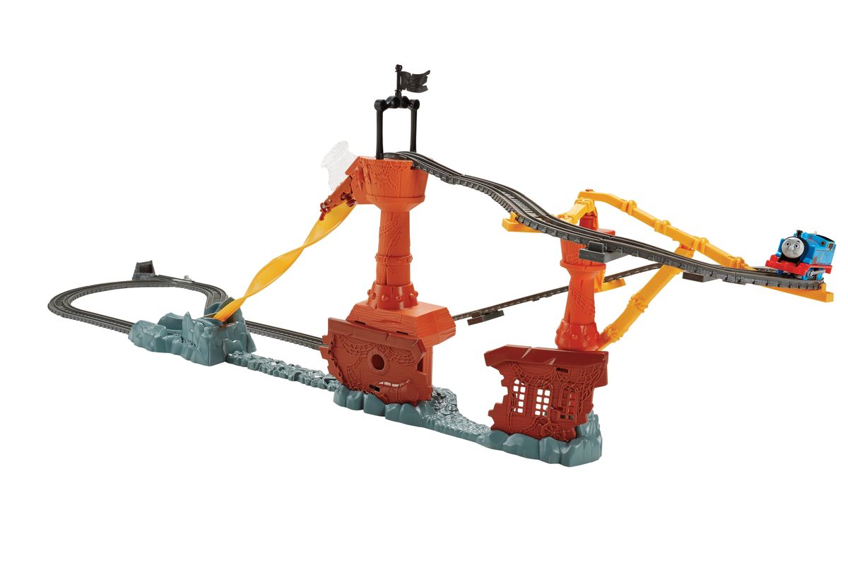 Игровой набор Thomas & Friends Затонувший корабльCDW87 Игровой набор Thomas & Friends Затонувший корабльCDW87Лучший в мире синий паровозик Томас отправляется в путешествие к затонувшему кораблю! Он спускается в пещеру, поднимается по крутому склону и пробирается по опасному участку путей, висящему над пропастью. Проехав под флагом корабля, Томас совершает головокружительный трюк - он несется вниз по спирали и даже переворачивается вверх колесами! Рекомендуемый возраст: от 3 лет.