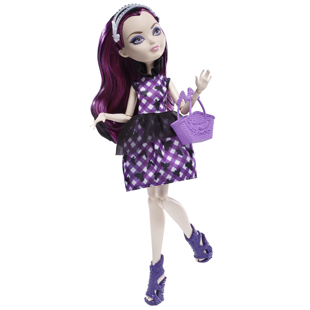 Ever After High Кукла Волшебный пикник Рэйвен КвинCLL49_CLD84_CLD84 Ever After High Кукла Волшебный пикник Рэйвен КвинCLL49_CLD84_CLD84Очаровательная куколка Ever After High Волшебный пикни. Рэйвен Квин обязательно привлечет внимание вашей маленькой любительницы сказок и волшебства. Рэйвен Квин с подружками собирается на волшебный пикник! Дочь Злой Королевы выглядит восхитительно в фиолетовом клетчатом платье с силуэтами ворона и высоким воротником Длинные черные волосы с фиолетовой прядкой мягкие и послушные, их приятно расчесывать и создавать различные прически. Восхитительный образ для пикника дополняют стильные ботильоны фиолетового цвета и оригинальная сумочка-корзинка. Порадуйте свою дочурку таким замечательным подарком!