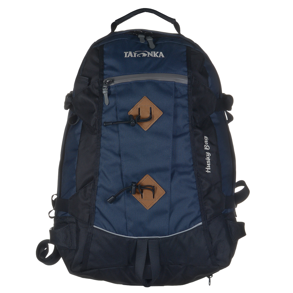 Рюкзак городской Tatonka Husky Bag с чехлом от дождя, цвет: синий, черный, 28 л. 1580.0041580.004 Рюкзак городской Tatonka Husky Bag с чехлом от дождя, цвет: синий, черный, 28 л. 1580.0041580.004Рюкзак Tatonka Husky Bag, изготовленный из высококачественного материала, имеет идеальные пропорции и богатое техническое оснащение, позволяющие использовать его как горный, трекинговый или городской. Изделие имеет одно главное отделение, внутри которого имеются два кармана. Один карман оснащен держателем для ключей, второй карман на резинке. Рюкзак имеет мягкие регулируемые плечевые лямки и мягкий набедренный пояс с карманами на молнии. С помощью регулируемого нагрудного ремня рюкзак прочно будет прилегать к спине, а боковые стяжки утянут ваш рюкзак до нужного размера. Внешний карман имеет водонепроницаемую молнию. Специальная петля внизу рюкзака предназначена для палок или ледоруба. В комплекте - дождевой чехол яркого цвета. Материал: Textreme 6.6, ХексоТокс, СликТекс. Объем 28 л. Вес: 1,85 кг.