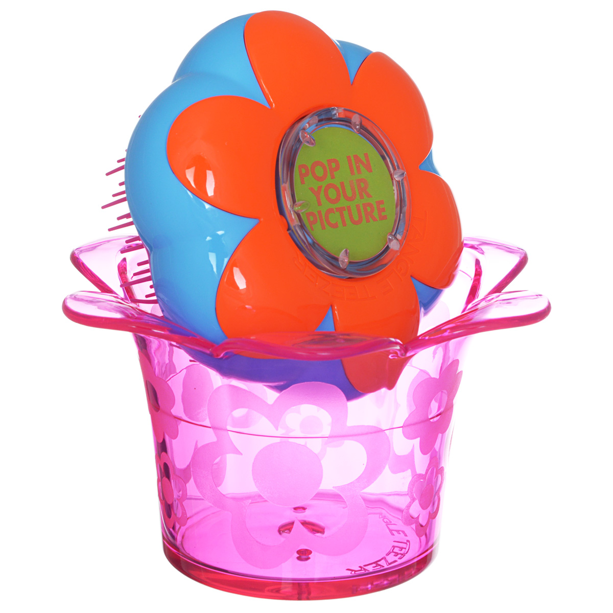Tangle Teezer Расческа для волос Magic Flowerpot. Popping PurpleFP-PU-011212 Tangle Teezer Расческа для волос Magic Flowerpot. Popping PurpleFP-PU-011212Детская распутывающая чудо-расческа Tangle Teezer Magic Flowerpot. Popping Purple идеально подходит для всех типов волос. Оригинальная форма зубчиков обеспечивает двойное действие и позволяет быстро и безболезненно расчесать влажные и сухие волосы, не нарушая структуру детских волос. Подходит детям от 3-х лет. Благодаря эргономичному дизайну, расческу удобно держать в руках, не опасаясь выскальзывания. Расческа дополнена оригинальной подставкой, в которой можно хранить различные резиночки и заколочки. Товар сертифицирован.