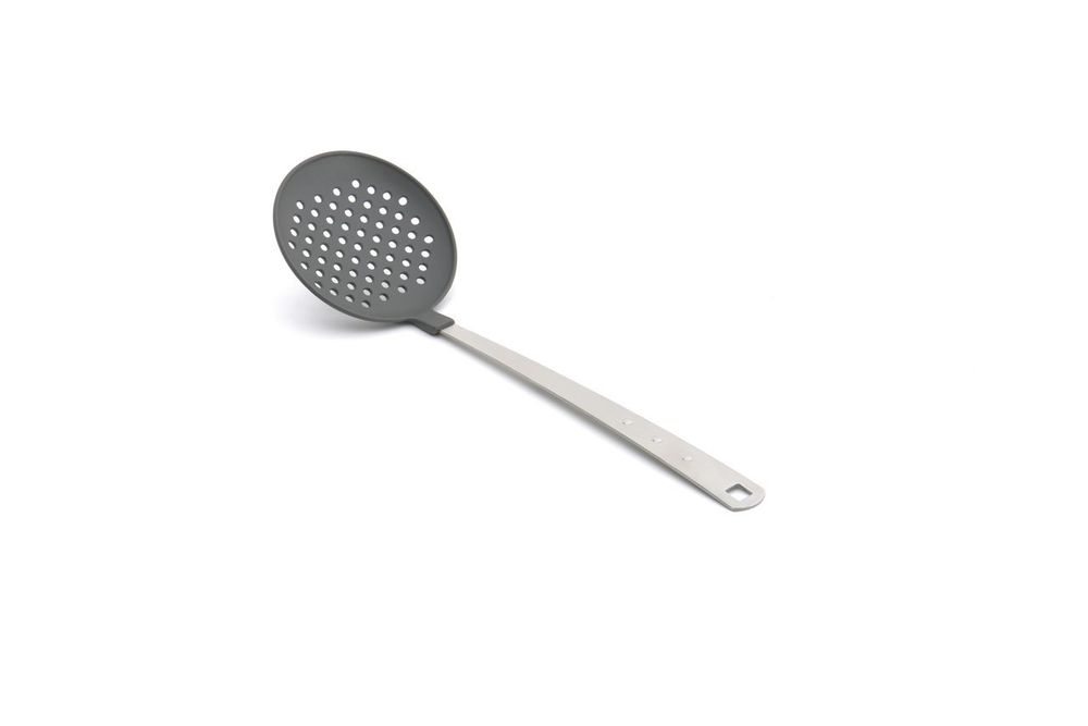 Шумовка BergHOFF Cubo, цвет: серый, длина 36 см1109527 Шумовка BergHOFF Cubo, цвет: серый, длина 36 см1109527Шумовка Шумовка BergHOFF Cubo поможет в приготовлении и сервировке блюд. Рабочая поверхность выполнена из нейлона. Рукоятка изготовлена из нержавеющей стали, что обеспечивает надежный захват и комфорт во время использования. На ручке имеется небольшое отверстие, за которое изделие можно подвесить в любом удобном для вас месте. Практичная и удобная шумовка займет достойное место среди аксессуаров на вашей кухне. Можно мыть в посудомоечной машине. Диаметр рабочей поверхности: 11 см. Длина: 36 см.