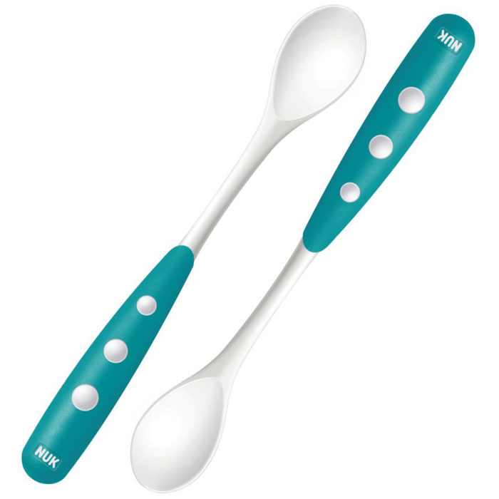 Ложка для кормления NUK Easy Learning, от 6 месяцев, цвет: белый, бирюзовый, 2 шт10255053_белый, бирюзовый Ложка для кормления NUK Easy Learning, от 6 месяцев, цвет: белый, бирюзовый, 2 шт10255053_белый, бирюзовыйЛожка NUK Easy Learning идеально подойдет для кормления малыша. Ложка имеет закругленные края для оптимальной безопасности и удлиненную, хорошо гнущуюся нескользкую ручку, что облегчает зачерпывание пищи из глубоких баночек. Развивает у детей навыки самостоятельного приема пищи. Можно мыть в посудомоечной машине. Длина ложки: 18 см. Размер рабочей поверхности: 3,5 см х 2,5 см. Рекомендуемый возраст: от 6 месяцев.