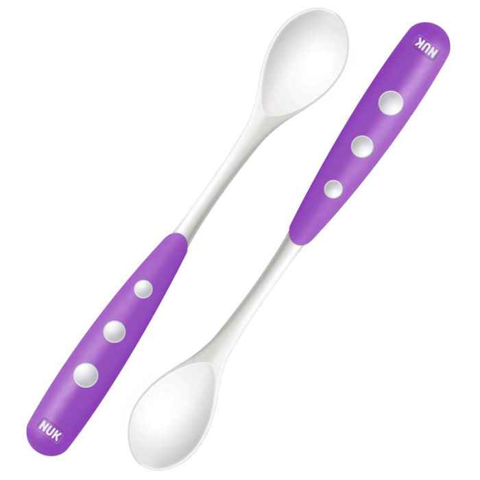 Ложка для кормления NUK Easy Learning, от 6 месяцев, цвет: белый, сиреневый, 2 шт10255053_белый, сиреневый Ложка для кормления NUK Easy Learning, от 6 месяцев, цвет: белый, сиреневый, 2 шт10255053_белый, сиреневыйЛожка NUK Easy Learning идеально подойдет для кормления малыша. Ложка имеет закругленные края для оптимальной безопасности и удлиненную, хорошо гнущуюся нескользкую ручку, что облегчает зачерпывание пищи из глубоких баночек. Развивает у детей навыки самостоятельного приема пищи. Можно мыть в посудомоечной машине. Длина ложки: 18 см. Размер рабочей поверхности: 3,5 см х 2,5 см. Рекомендуемый возраст: от 6 месяцев.