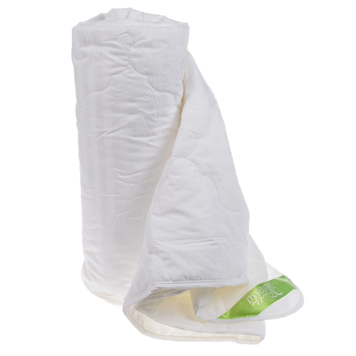 Одеяло Verossa Natural Line, наполнитель: бамбуковое волокно, 172 см х 205 см157826 Одеяло Verossa Natural Line, наполнитель: бамбуковое волокно, 172 см х 205 см157826При изготовлении одеяла Verossa Natural Line создаст атмосферу тепла и комфорта в вашем доме. Стеганый чехол изготовлен из 100% хлопковой ткани и украшен элегантным узором. Стежка надежно удерживает наполнитель внутри и не позволяет ему скатываться. Внутри - наполнитель из натурального бамбукового волокна. Бамбук - экологичное природное сырьё для текстильного производства. Для изготовления бамбукового волокна применяется необработанный (сырой) бамбук возрастом 3-4 года. Бамбуковое волокно создает комфортные условия для здорового и спокойного сна, регулируя температуру тела. Антибактериальные свойства сохраняются даже после многократных стирок. Важным преимуществом является гипоаллергенность наполнителя, поэтому одеяло отлично подходит как взрослым, так и детям. Одеяло не требует специального ухода, быстро сохнет после стирки и практически не мнется. Преимущества одеяла Verossa Natural Line: - обеспечивает здоровый комфортный сон и...