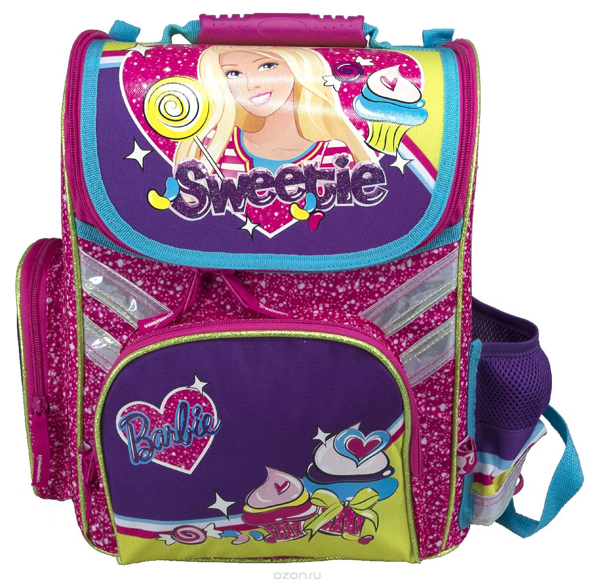 Ранец школьный Kinderline Barbie, цвет: розовый, сиреневый, желтыйBRCB-MT1-113 Ранец школьный Kinderline Barbie, цвет: розовый, сиреневый, желтыйBRCB-MT1-113Ранец школьный Kinderline Barbie выполнен из современного легкого и прочного материала розового цвета с яркими аппликациями. Ранец имеет одно основное отделение, закрывающееся на молнию с двумя бегунками. Внутри главного отделения расположен врезной карман на змейке и два разделителя с утягивающей резинкой, предназначенные для размещения предметов без сложения, размером до формата А4 включительно. На лицевой стороне ранца расположен накладной карман на молнии. По бокам ранца размещены два дополнительных накладных кармана, один на молнии, и один открытый. Ортопедическая спинка, созданная по специальной технологии из дышащего материала, равномерно распределяет нагрузку на плечевые суставы и спину. Удлиненные держатели облегчают фиксацию длины ремней с мягкими подкладками. Ранец оснащен удобной ручкой для переноски и двумя широкими лямками, регулируемой длины. Дно ранца дополнено пластиковыми ножками. Многофункциональный школьный ранец станет незаменимым...