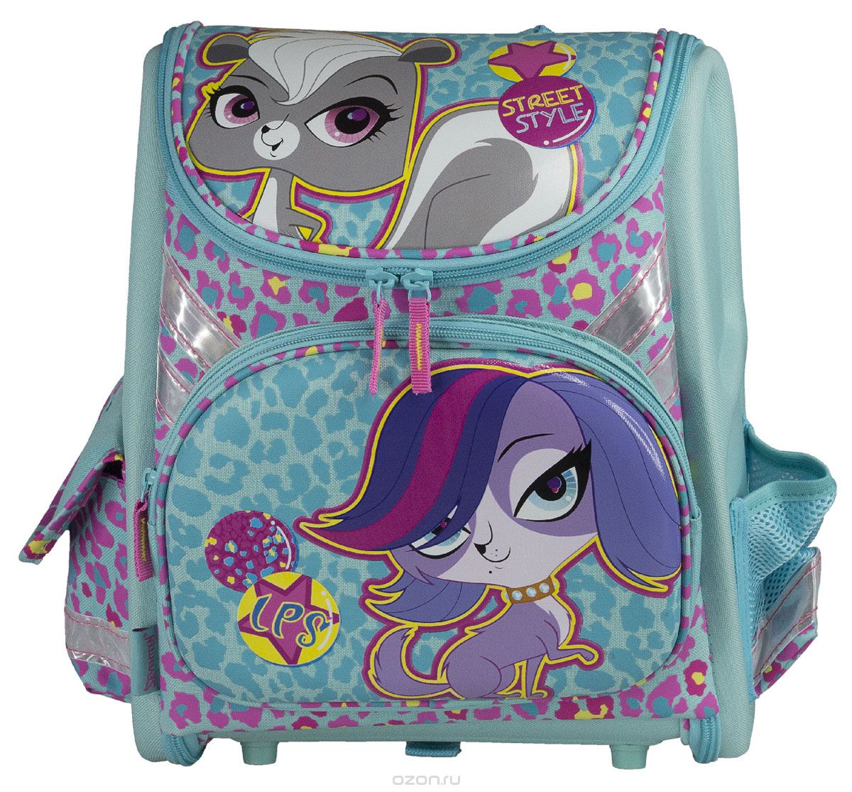 Ранец школьный Kinderline Littlest Pet Shop, цвет: бирюзовыйLPCB-MT1-114 Ранец школьный Kinderline Littlest Pet Shop, цвет: бирюзовыйLPCB-MT1-114Ранец школьный Kinderline Littlest Pet Shop выполнен из современного легкого и прочного материала бирюзового цвета с ярким рисунком. Ранец имеет одно основное отделение, закрывающееся на молнию с двумя бегунками. Ранец полностью раскладывается. Внутри главного отделения расположены: накладной сетчатый карман и два разделителя с утягивающей резинкой, предназначенные для размещения предметов без сложения, размером до формата А4 включительно. На лицевой стороне ранца расположен накладной карман на молнии. По бокам ранца размещены два дополнительных накладных кармана, один под клапаном на липучке, и один открытый. Рельеф спинки ранца разработан с учетом особенности детского позвоночника. Ранец оснащен ручкой для переноски и двумя широкими лямками, регулируемой длины. Дно ранца защищено пластиковыми ножками. Ранец оснащен удобной ручкой для переноски и двумя широкими лямками, регулируемой длины. Многофункциональный школьный ранец станет незаменимым спутником вашего...
