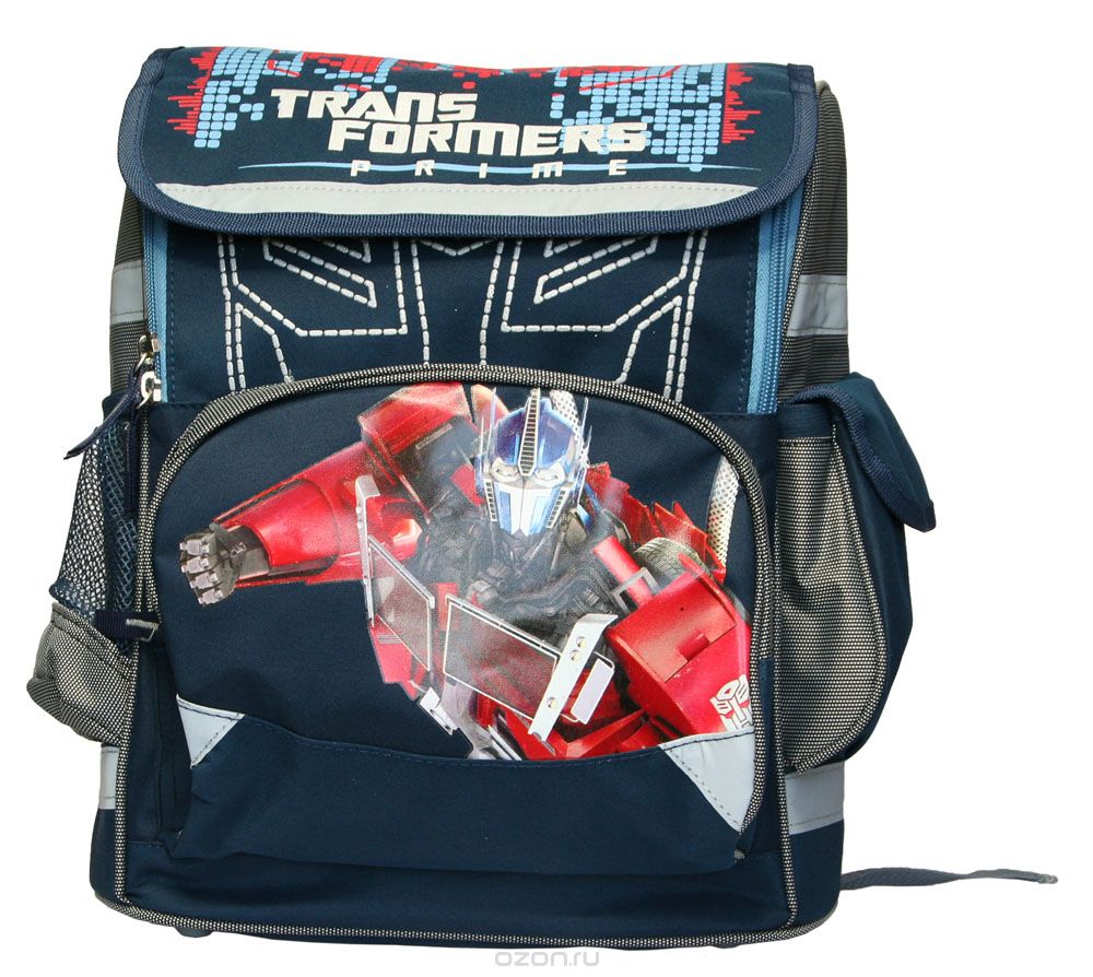 Ранец Seventeen Transformers. Prime, цвет: темно-синий, серыйTRBB-UT1-117 Ранец Seventeen Transformers. Prime, цвет: темно-синий, серыйTRBB-UT1-117Ранец Seventeen Transformers. Prime выполнен из современных водонепроницаемых и износостойких материалов. Ранец содержит одно вместительное отделение, закрывающееся на молнию и сверху клапаном с помощью застежки-липучки. Внутри отделения расположена перегородка для тетрадей или учебников, стянутая резинкой- фиксатором. Полностью откидывающийся верхний клапан обеспечивает легкий доступ в основное отделение. Под клапаном находится накладной карман на молнии. По бокам расположены два кармана, один из которых карман-сетка на резинке, а другой закрывается на застежку-липучку. Спинка ранца выполнена с использованием облегченной пластиковой вставки и расположенных поролоновых элементов с воздухообменной сеткой, служащих для правильного и безопасного распределения нагрузки на спину ребенка. Ранец оснащен широкими плечевыми ремнями, регулируемыми по длине, текстильной ручкой для переноски в руке. Дно ранца защищено пластиковыми ножками. Светоотражающие...