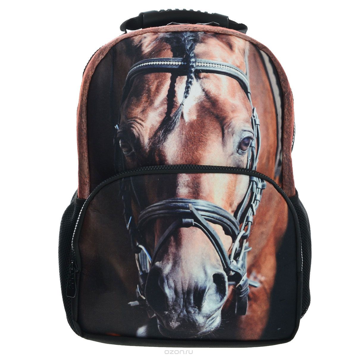 Рюкзак школьный Trend Line Horse, цвет: черный. NR_00058NR_00058 Рюкзак школьный Trend Line Horse, цвет: черный. NR_00058NR_00058Стильный школьный рюкзак Trend Line выполнен из полиэстера, дополнен вставкой из флиса, которая оформлена художественной печатью с изображением Horse. Рюкзак имеет одно основное отделение, закрывающееся на застежку-молнию. Снаружи, на лицевой стороне, рюкзака размещен накладной карман на молнии, внутри которого предусмотрен еще один накладной карман на липучке. С двух сторон изделия расположены два накладных сетчатых кармашка. В верхней части изделия предусмотрена эргономичная ручка для переноски, а также предусмотрены регулируемые лямки. Такой рюкзак станет незаменимым спутником вашего ребенка в походах за знаниями.