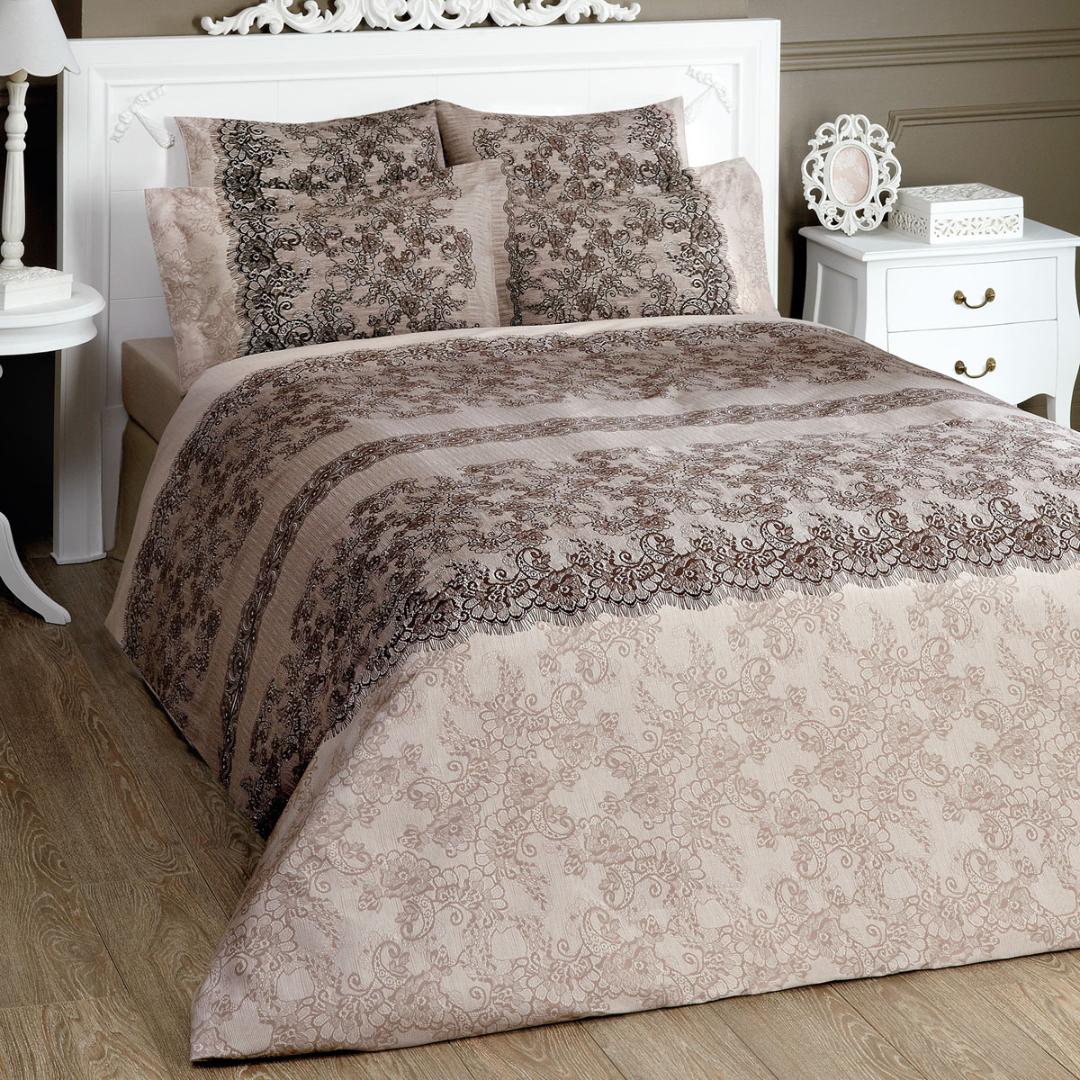Ажур какао. комплект постельного белья 145х200-1/200х230/50х70-2, 4пр., роял сат.30.07.29.0063 Ажур какао. комплект постельного белья 145х200-1/200х230/50х70-2, 4пр., роял сат.30.07.29.0063Состав: 100% хлопок-роял сатин плотностью 220ТС. Детали: классический крой, растительный орнамент с эффектом наложения кружева, широкая канва по периметру подушек. Цвет: коричневый. Комплектация: 1 пододеяльник, 1 простыня, 2 наволочки. Размер: 145х200/200х230/50х70. Уход: необходим режим деликатной стирки при температуре 40 - 60 С с применением моющих средств для цветного белья. Новое постельное бельё перед использованием выстирать при температуре 40 С, предварительно вывернув на изнаночную сторону. Не отбеливать. Комплект постельного белья АЖУР Абсолютная женственность сродни безупречной элегантности: в ней нет изъяна, она - совершенна по своей природе. Кружево - воплощение сложной, иррациональной природы Женщины,- довершает бесконечно тонкий образ этого комплекта, пронизанного ускользающей красотой настоящего момента… Такого же легкого и неуловимого, как Ваш утренний сон. Это необыкновенное ощущение… Словно Ваша кожа и этот удивительно гладкий, нежный материал имеют одно...