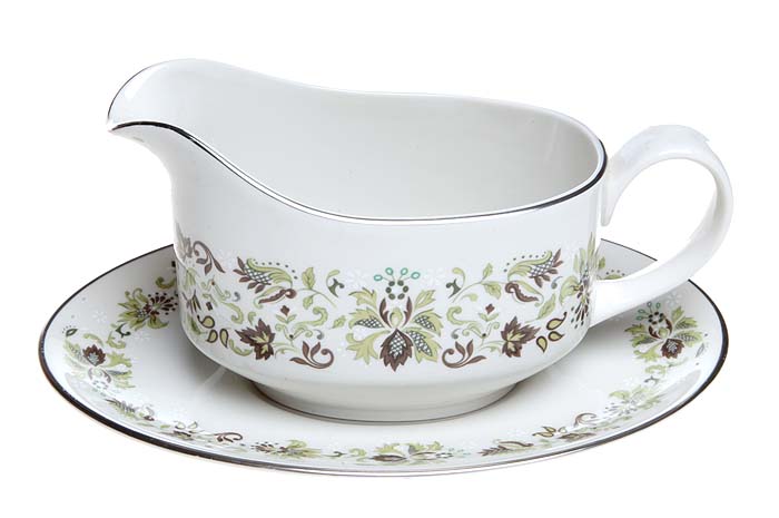 Соусник на подставке Ярмарка Тщеславия. Фарфор, деколь, золочение. Royal Doulton, Великобритания, 1980-е гг.ОС27728 Соусник на подставке Ярмарка Тщеславия. Фарфор, деколь, золочение. Royal Doulton, Великобритания, 1980-е гг.ОС27728Соусник на подставке Ярмарка Тщеславия. Фарфор, деколь, золочение. Маркировка: подглазурное клеймо серого цвета Royal Doulton England. Made in England. Датировка: Великобритания, 1980-е годы. Размер: Соусник - высота 9 см, 14 х 7,5 см. Подставка - 20 х 14 см. Сохранность коллекционная. Без повреждений, без сколов, без утрат.