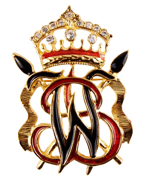Винтажная брошь Lux от Butler & Wilson Герб. Ювелирный сплав, лак, стразы. Butler & Wilson, Великобритания, вторая половина ХХ векаT-B-9138-BROOCH-GOLD Винтажная брошь Lux от Butler & Wilson Герб. Ювелирный сплав, лак, стразы. Butler & Wilson, Великобритания, вторая половина ХХ векаT-B-9138-BROOCH-GOLDВинтажная брошь класса Lux Герб. Ювелирный сплав, лак, стразы. Butler & Wilson, Великобритания, вторая половина ХХ века. Сохранность хорошая. Размер 7 х 5 см. Невероятной красоты украшение!!! Клеймо Butler & Wilson с серийным номером в овальном картуше на обороте броши. Подлинность броши можно определить по каталогам компании. Изделие выполнено из высококачественного ювелирного сплава. Венчают брошь миниатюрная корона, украшенная прозрачными кристаллами. Изделие украшено лаком насыщенного алого и черного цвета. Чудесная брошь для дополнения вашего собственного образа. Великолепный подарок для ценителей винтажных украшений. Компания Butler & Wilson была основана двумя Лондонскими антикварами в конце 60-х годов ХХ века. К именитым поклонникам марки относилась и принцесса Диана. В бижутерии Butler & Wilson используются исключительно лучшие кристаллы и редкие камни необычных форм. Украшения марки...