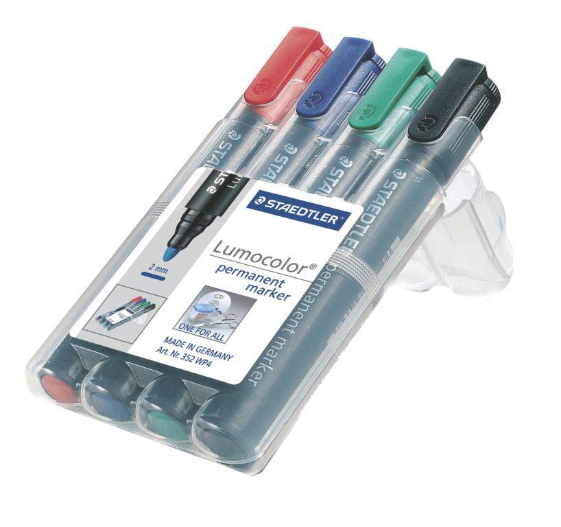 Staedtler Набор перманентных маркеров Lumocolor 4 цвета352 Staedtler Набор перманентных маркеров Lumocolor 4 цвета352Перманентные маркеры Staedtler Lumocolor применяются для письма на различных типах поверхностей: бумаге, пластике, стекле, фарфоре, дереве, металле, флипчарте и так далее. Быстросохнущие водостойкие чернила на спиртовой основе практически не имеют запаха. Уникальная система DRY SAFE позволяет оставлять маркер без колпачка на несколько дней без угрозы высыхания. Маркеры могут дозаправляться без контакта и вытекания чернил. В наборе 4 маркера различных цветов.