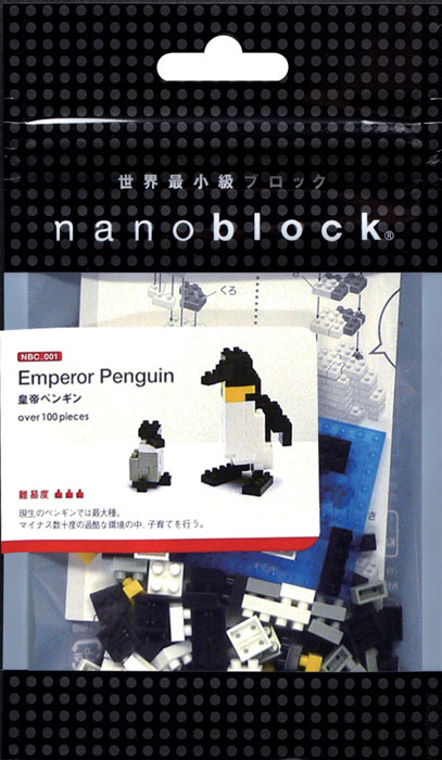 Nanoblock Мини-конструктор Императорский пингвинNBC_001 Nanoblock Мини-конструктор Императорский пингвинNBC_001Императорский Пингвин - объект из популярной коллекции Животные. Вам предлагается собрать 2 фигурки: взрослого пингвина и маленького пингвиненка. Собранные пернатые выглядят очень реалистично! Пингвин, одна из самых крупных морских птиц, в своем нано-воплощении дополняет серию моделей пернатых, куда входят Фламинго, Зеленокрылый Ара, Волнистый Попугайчик и Сова. Пингвин охотится исключительно в море, где поедает рыбу и кольмаров, проводя под водой до 15 мин. Для того, чтобы согреться, императорские пингвины собираются в плотные группы, внутри которых температура может достигать +35 градусов при температуре окружающего воздуха -20 °C. При этом пингвины постоянно перемещаются от края группы в центр и обратно, чтобы все находились в равных условиях. К счастью, этому нано-семейству пингвиновых не придется охотиться под водой или мерзнуть, а наиболее везучие из них поселятся на лучших местах в офисах, гостиных комнатах и детских, где будут окружены вниманием своих...