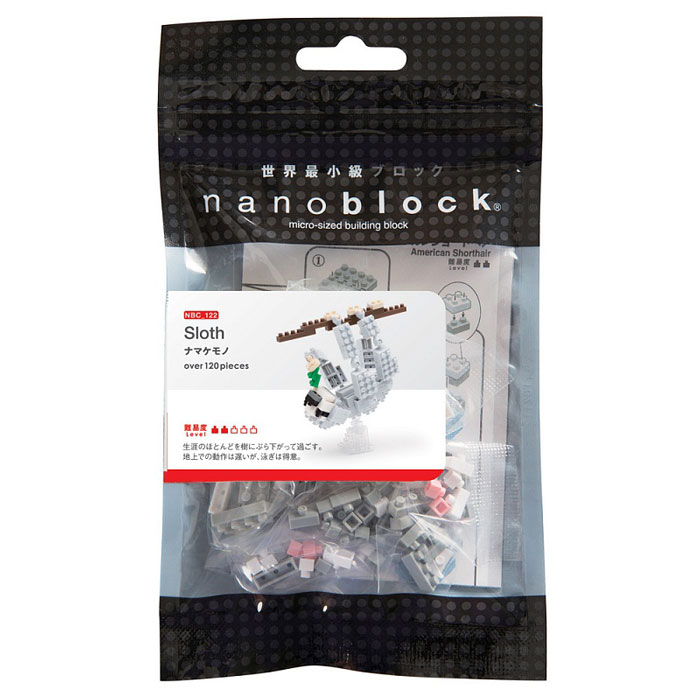 Nanoblock Мини-конструктор ЛенивецNBC_122 Nanoblock Мини-конструктор ЛенивецNBC_122Многие считают, что ленивец - это такая обезьяна, хотя это совершенно не так. Ближайшие родственники ленивцев вовсе не обезьяны, а броненосцы и муравьеды. Проще говоря, ленивец обезьяне такой же родственник, как крокодил жирафу. Почти всю жизнь ленивец висит на дереве, познавая смысл жизни. 15 часов в сутки он спит, остальное время неторопливо ест листья, цветы и просто смотрит вокруг. В их шерсти иногда даже заводятся водоросли, придавая окрасу зеленоватый оттенок, который удачно маскирует животное в листве. Наш нано-Ленивец из Наноблока очень похож на настоящего своим поведением и темпераментом, не говоря уже о любимой позе. Дизайнеры не забыли снабдить зверька веткой и листиком, так что он в полном порядке! Примерное время сборки: 20-30 минут