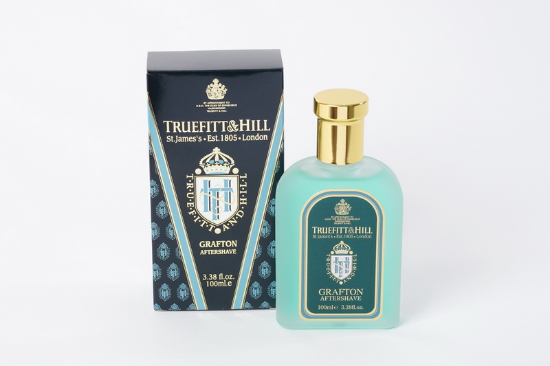 Truefitt&Hill Лосьон после бритья Grafton Aftershave 100 мл00016 Truefitt&Hill Лосьон после бритья Grafton Aftershave 100 мл00016TRUEFITT&HILL Grafton Aftershave 100 мл Лосьон после бритья. Это классический лесной аромат с пряными нотами назван в честь линейных кораблей Графтон ВМФ Великобритании. Поистине утончённый аромат, чьи верхние ноты свежей, пряной зелени переходят в насыщенную цветовую ноту и сменяются базовыми нотами из ценных пород дерева и амбры с лёгким оттенком натуральной кожи. Преимущества: Дезинфицирует, Снимает раздражение и успокаивает кожу. Финальный штрих в создании образа безупречного джентльмена. Продукт с притягательным мужским ароматом
