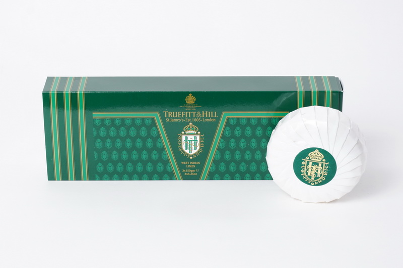 Truefitt&Hill Мыло для рук и тела West Indian Limes Soap 3х15000027 Truefitt&Hill Мыло для рук и тела West Indian Limes Soap 3х15000027TRUEFITT&HILL West Indian Limes Soap Мыло для рук и тела 3х150 гр. Классический английский, возбуждающий и пикантный аромат, в котором цитрус, лимон, лайм, бергамот сочетаются со срединной нотой из петигрейна, нероли, цитронеллы, а так еж базовыми нотами цветков апельсина и гвоздики. Первоначальная формула была разработана специально в честь Королевы Виктории по случаю её коронования в качестве императрицы Индии в 1876 г. Аромат позволит любому современному мужчине очаровать свою избранницу.Круглое мыло белого цвета. Основано на растительных компонентах , не сушит кожу, гарантирует деликатное очищение, Глицерин мгновенно увлажняет и смягчает кожу. Образует обильную пену со стойким любимым ароматом. Экономично в использовании.