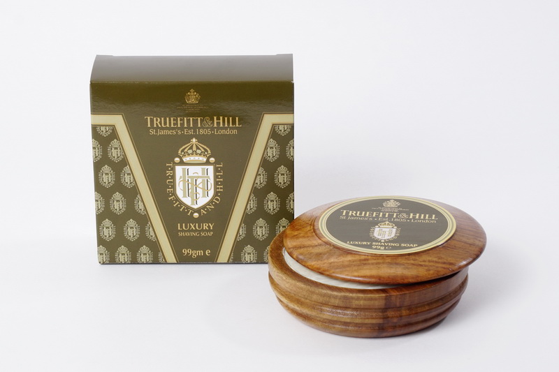 Truefitt&Hill Люкс-мыло для бритья ( в деревянной чаше) Luxury Shaving Soap 99 гр.00042 Truefitt&Hill Люкс-мыло для бритья ( в деревянной чаше) Luxury Shaving Soap 99 гр.00042TRUEFITT&HILL являются держателями королевского разрешения на поставку продукции Королевскому двору. Высококачественные кремы для бритья на глицериновой основе - самый комфортный способ достичь совершенства. TRUEFITT&HILL Luxury Shaving Soap Люкс-мыло для бритья ( в деревянной чаше) . Мыло в отполированной деревянной чаше с крышкой ручной работы, выполненной из твёрдой древесины индийского кедра. Классический аромат с нотой луговой лилии. Образует густую пену. Приподнимает и размягчает волоски и обеспечивает хорошее скольжение лезвия для идеального гладкого бритья. Превращает бритьё в роскошную, стильную и комфортную процедуру, снимая раздражение.