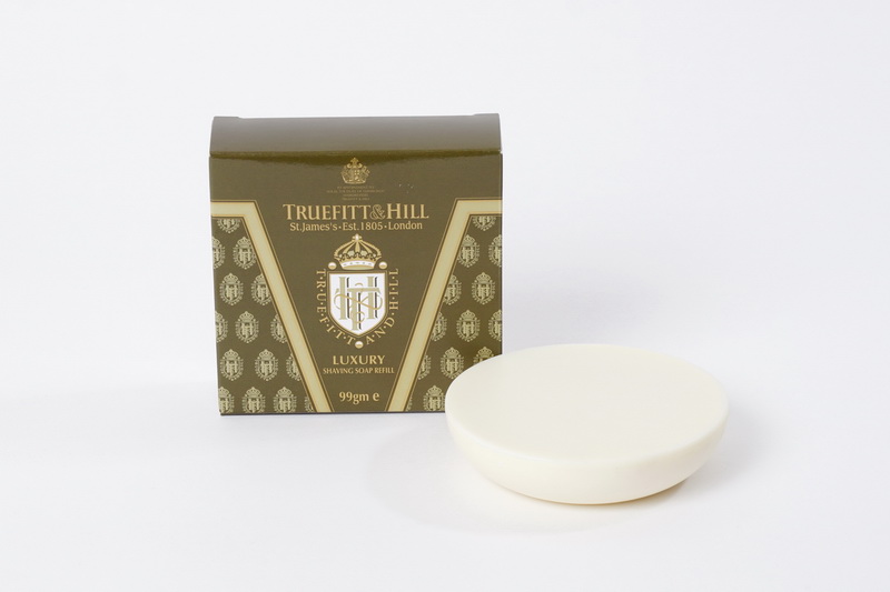 Truefitt&Hill Люкс-мыло для бритья Luxury Shaving Soap ( запасной блок для деревянной чаши) 99 гр.00043 Truefitt&Hill Люкс-мыло для бритья Luxury Shaving Soap ( запасной блок для деревянной чаши) 99 гр.00043TRUEFITT&HILL являются держателями королевского разрешения на поставку продукции Королевскому двору. Высококачественные кремы для бритья на глицериновой основе - самый комфортный способ достичь совершенства. TRUEFITT&HILL Luxury Shaving Soap Люкс-мыло для бритья ( Запасной блок для деревянной чаши) . Мыло в отполированной деревянной чаше с крышкой ручной работы, выполненной из твёрдой древесины индийского кедра. Классический аромат с нотой луговой лилии. Образует густую пену. Приподнимает и размягчает волоски и обеспечивает хорошее скольжение лезвия для идеального гладкого бритья. Превращает бритьё в роскошную, стильную и комфортную процедуру, снимая раздражение.