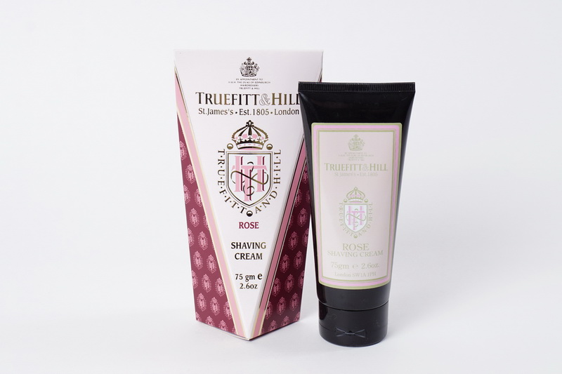 Truefitt&Hill Крем для бритья Rose Shaving Cream ( в тюбике) 75 мл00060 Truefitt&Hill Крем для бритья Rose Shaving Cream ( в тюбике) 75 мл00060TRUEFITT&HILL являются держателями королевского разрешения на поставку продукции Королевскому двору. Высококачественные кремы для бритья на глицериновой основе - самый комфортный способ достичь совершенства. TRUEFITT&HILL Крем для бритья Rose Shaving Cream ( в тюбике). Белоснежно-жемчужная эмульсия шелковистой текстуры, легко взбивающаяся в пену. С экстрактом розы, освежает и тонизирует кожу, подходит для любого типа кожи. Преимущества: Образует густую пену, приподнимает, размягчает волоски и обеспечивает хорошее скольжение лезвия для идеального гладкого бритья. Глицерин мгновенно увлажняет и смягчает кожу. Подходит для чувствительной кожи