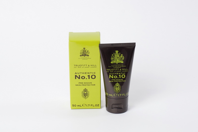 Truefitt&Hill Защитная сыворотка до бритья Authentic №10 Pre-Shave Skin Protector 50 мл1000 Truefitt&Hill Защитная сыворотка до бритья Authentic №10 Pre-Shave Skin Protector 50 мл1000Десятый классический аромат в коллекции Truefit&Hill. Свежие цитрусовые ноты, на которых основана композиция, приобретают изысканный характер в сочетании с бергамотом, розмарином, жасмином, иланг-илангом, лилией и пачули. Гармонию довершают мускусные, амбровые, кедровые и сандаловые ноты. Средство Для Защиты кожи перед бритьём № 10 Pre-Shave Skin Protector, обогащённое маслами бурачника, косточек винограда и семян лимнантес альба, препятствует раздражению при соприкосновении кожи с лезвием бритвы.
