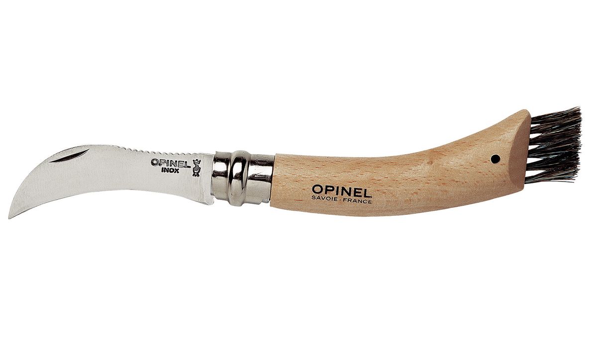 Нож Opinel для грибников n°8 нержавеющая сталь, с щеточкой 0012501250 Нож Opinel для грибников n°8 нержавеющая сталь, с щеточкой 0012501250Нож Opinel для грибников n°8, с лезвием из нержавеющей стали, с щеткой. Нержавеющая сталь не требует ухода, но ее сложнее заточить до нужной остроты. Складной нож для грибников, с изогнутым лезвием и с щеткой для очистки грибов от песка, хвои, земли и травы. Идеальный спутник для тихой охоты. Viroblock - оригинальное запорное устройство, представляющее собой кольцо с прорезью, которое, будучи повернуто относительно оси ножа, упирается в пятку клинка и не дает ножу самопроизвольно складываться при работе или раскладываться в кармане. Конструкция эта защищена патентом и устанавливается на ножи Opinel с 1955 года, начиная с модели n°6. Характеристики ножа: Материал лезвия: сталь Sandvik 12C27 Материал рукояти: бук Тип ножевого замка: Viroblock Приспособление для открытия клинка: насечка на лезвии Длина лезвия, см: 8 Длина ножа, см: 18,5 Длина в сложенном положении, см: 11 Вес, г: 70 Вес ножа с упаковкой, 80