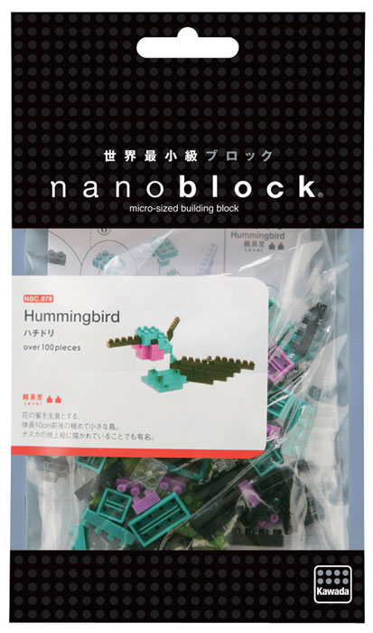 Nanoblock Мини-конструктор КолибриNBC_078 Nanoblock Мини-конструктор КолибриNBC_078Колибри - не только самая маленькая птица, но и единственная птица в мире, способная летать... назад, а также вбок! Колибри бывают размером от крупного шмеля до ласточки. Самые маленькие - размером 5,7 см и весом 1,6 г. В то же время есть колибри и более крупных размеров (длина до 21,6 см, вес до 20 г). Дизайнеры наноблок удивительно точно повторили раскраску Краснозобого Архилохуса, одного из самых мелких видов колибри, уделив максимум внимания таким деталям как пурпурные элементы на шее, а также предусмотрев подвижность крыльев. При этом мини-фигурка получилась достаточно крепкая и целостная. Без сомнения, этот пернатый объект найдет своих почитателей! В комплекте 100 элементов + запасные, подставка, цветная схема сборки. Конструктор Nanoblock - самый маленький в мире конструктор, крайне необычный, как все японское. Высокоточные трехмерные модели из деталей подобных Лего, но предельно уменьшенных в размерах, стали хитом в Японии и буквально произвели...