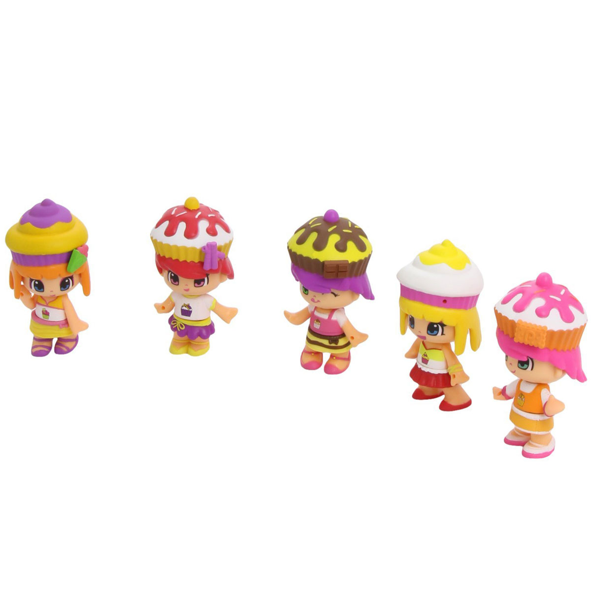 Famosa Игровой набор с мини-куклами Пинипон Веселые пирожные700010261 Famosa Игровой набор с мини-куклами Пинипон Веселые пирожные700010261Игровой набор Famosa Пинипон: Веселые пирожные станет отличным подарком для каждой девочки. Набор включает в себя 5 кукол Пинипон. У каждой куколки имеются сумочка и пирожное. Малышки Пинипон очень любят сладкое, и они решили даже одеться, как свои любимые пирожные. Все куклы оснащены запахом сладостей и шапочками-десертами. Куклы Пинипон имеют два выражения лица. Нужно просто снять парик, повернуть голову куклы на 180 градусов, а затем надеть парик, и кукла будет выглядеть по-другому. Также куклы могут меняться друг с другом аксессуарами, нарядами и прическами. Помимо кукол в наборе вы найдете 5 сладких татуировок для девочек. Эти временные татуировки легко наносят на кожу, хорошо держатся и без труда смываются. Они не содержат опасных веществ. Элементы набора поставляются в красивой фигурной коробке, которая оснащена текстильным шнурком для переноски в руке. Порадуйте свою малышку таким замечательным набором.